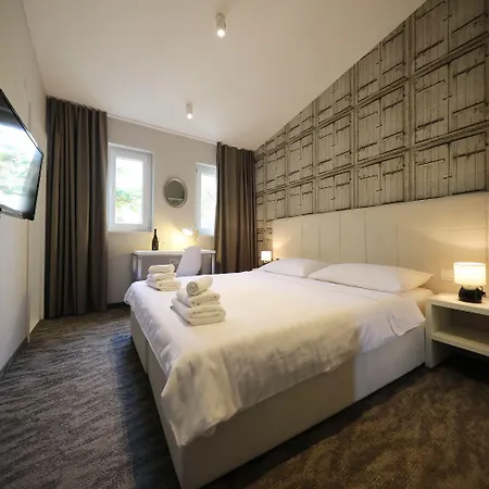 Downtown Boutique بيت شباب زادار