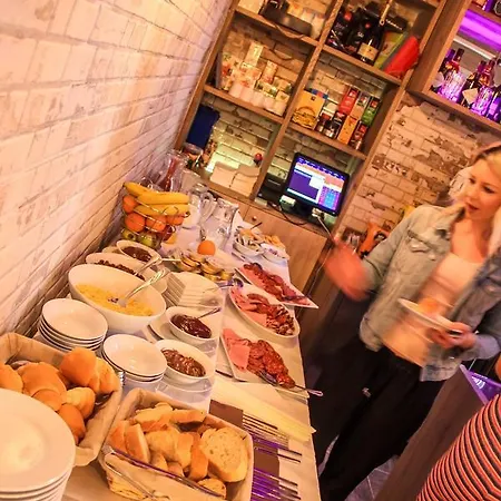 Downtown Boutique Хостел *